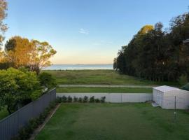 Lakefront Holiday Home, cottage in Berkeley Vale