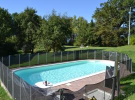 Family Friendly Villa Liberty With Pool - Happy Rentals, hotel di Aulla