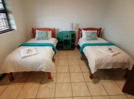 Travellers Treat - 6 Sleeper House just minutes from the beach!