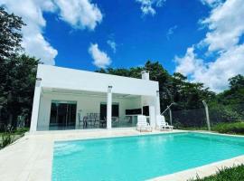 Villa San Nicolás con piscina, holiday rental in San Bernardino