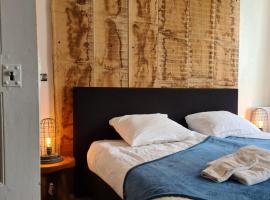 Charming and comfortable house, rental liburan di Treignac