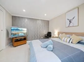 New 1-bedroom house with free parking