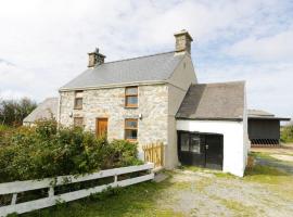 Ty Rhos, Farm Stay, sleeps 4, Rhoshirwaun 2 miles from Aberdaron，阿伯達倫的飯店