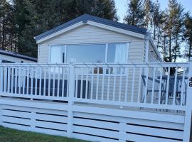 Pine Ridge Retreat With FREE GOLF and Air Conditioning, hotel with parking in Morpeth