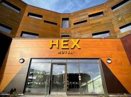 Hex Hotel at Yorkshire Wildlife Park, hotel in Doncaster