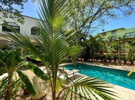Casa Alice Marbella Lodge, hotel with pools in Marbella