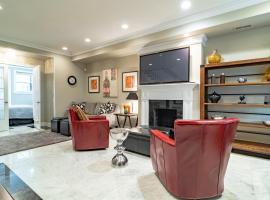 Luxurious Gold Coast 4BR 4-Story Villa with Parking Sleeps 12 Guests, hotel de playa en Chicago