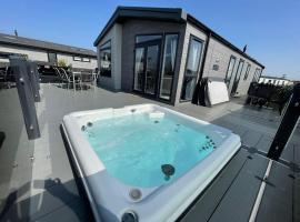 Indulgence Lakeside Lodge i3 with hot tub, private fishing peg situated at Tattershall Lakes Country Park, íbúð í Tattershall