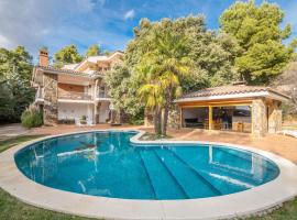 Beautiful Home In Matadepera With Outdoor Swimming Pool, villa en Matadepera