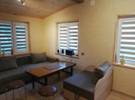 Butas su sodu saulėtoje verandoje Juodkrantėje, prie Ievos Kalno, hotel v destinaci Juodkrantė