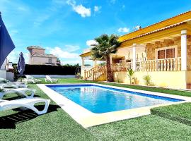 Agradable Villa con Piscina y BBQ., hotel with pools in San Vicente del Raspeig