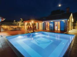 Vila s bazenom Mavrinac โรงแรมในเนเรซีน