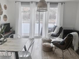 Precioso apartamento en Monzón con terraza, PISCINA,parque infantil y PARKING، فندق رخيص في مونثون