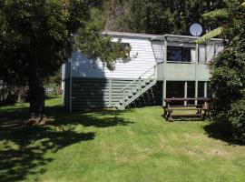 Treehouse - Whanarua Bay Cottages, villa i Te Kaha