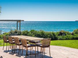 Fuller Holidays - Belongil Beachfront Pavilion, 18 Childe St, hotel em Byron Bay