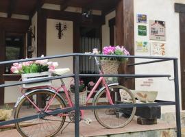 Hotel Rural Cascadas de Tobera、Toberaの駐車場付きホテル