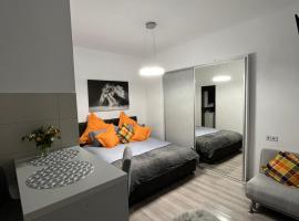 Central Studio, golf hotel in Braşov