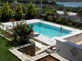 Dimitris Vaso’s Villa with Sea and Mountain View!, hotel s parkiriščem v mestu Aliveri