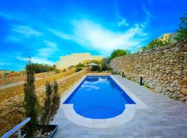 Si-Ku Holiday Home with Private Pool and Hot Tub, bolig ved stranden i Xagħra