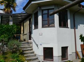 Ferienhaus mit Garten in CH 6616 Losone Tessin Casa Sabina、ロゾネのホテル