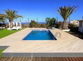 Villa Rural Casa Blanca by Tenerife Rental and Sales, готель з парковкою у місті Гранаділья-де-Абона