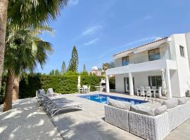 Luxury villa Roma near the beach, hotel amb aparcament a Coral Bay