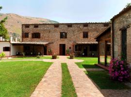 L'Antico Casale – hotel z parkingiem w mieście Scillato
