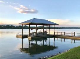 Chickamauga River Refuge- River access and Dock!, semesterhus i Decatur