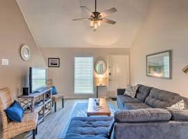 Chic St Simons Island Condo Rental 2 Mi to Ocean!, hotelli kohteessa Jewtown