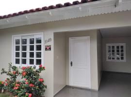 Casa com wi-fi - Próxima à Universidade e Oktoberfest, cheap hotel in Marechal Cândido Rondon