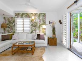 Pandanus Place - with Bicycles, villa i Port Douglas