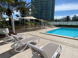 Hi Surf Beachfront Resort Apartments, hotel with jacuzzis in Gold Coast