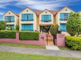 Albion Manor, hotel near Woolowin Station, Brisbane