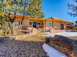 Retreat in Taos Foothills, vacation home in Taos