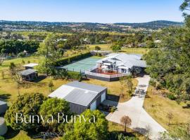 Bunya Bunya Luxury Estate Toowoomba set over 2 acres with Tennis Court, hotell i Toowoomba