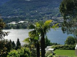 Casa le palme -Montagnola, hotel amb aparcament a Collina d'Oro