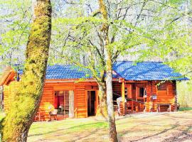 Grand tipis confortable, authentique chalets en rondins et belle maison Périgourdine avec piscine et vue Lascaux en Périgord，Les Farges的有停車位的飯店