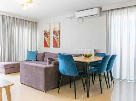 Viesnīca Lis153 by Smart Cozy Suites - Top Floors with Amazing City View - Available 24hr Atēnās, netālu no apskates objekta kultūras centrs Hellenic Cosmos