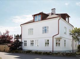 Big and beautiful Villa in Nyhamnsläge, hotel amb aparcament a Nyhamnsläge
