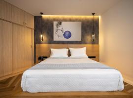 Triple A - Prime Location - Between Monastiraki & Syntagma Square-FREE Parking!, hotel in Athens