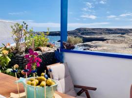 Casa Dora: Tradicional y al borde del mar., holiday home in Poris de Abona