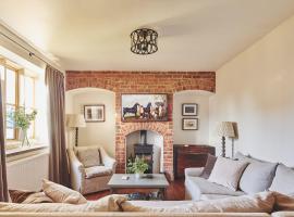 Large Stylish Luxury Cotswold Cottage - ideal for families, w/ EV charging, hotel con parcheggio ad Andoversford