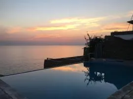 Afros villa, waterfront with a swimming pool in Koundouros