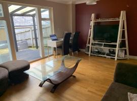 Entire Family Entertainment Holiday Home - 3 x Floors - Free Parking - Games Room - Private Garden - Workspace and Wifi 112mb - Self Check-in, hotel in Ashford