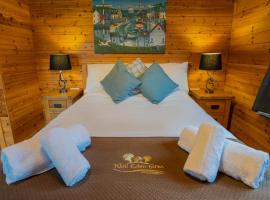 Wall Eden Farm - Luxury Log Cabins and Glamping ชาเลต์ในไฮบริดจ์