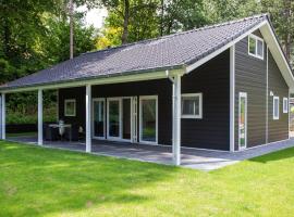 Spacious house with covered terrace, located on a holiday park in Rhenen, hytte i Rhenen