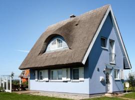 Reetdachhaus in Vieregge mit Blick auf den Breetzer Bodden, hotel in Vieregge