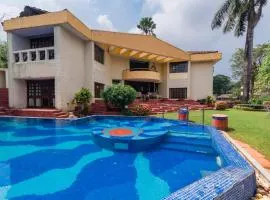 StayVista's Shantam House - Dive into relaxation with a pool and tennis lawn