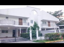 Casa Duplex Privada con Piscina with Ride from Airport, villa a Città di Panama