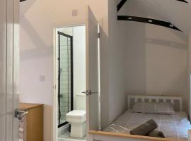 Modern 2 bedroom cottage near Bike Park Wales., отель в городе Мертир-Тидвилл